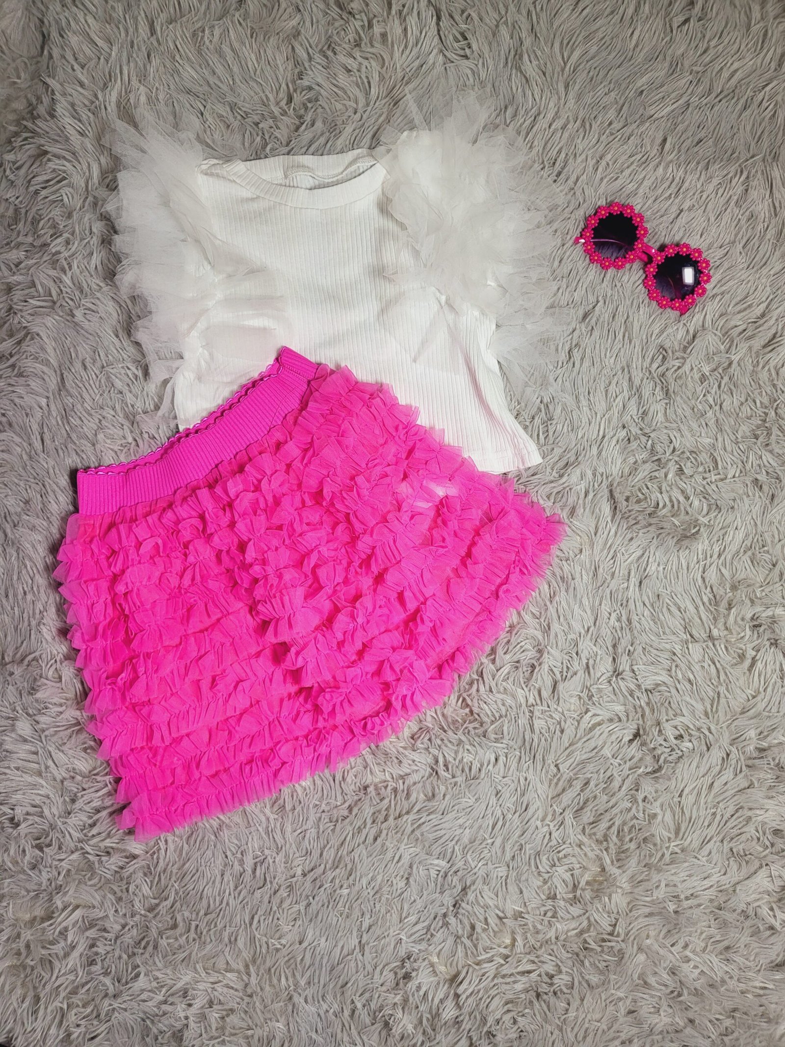 CONJUNTO PARA NIÑA FALDA FUCSIA CON VUELOS Y BLUSA BLANCA – ESTILO MODERNO Y DIVERTIDO