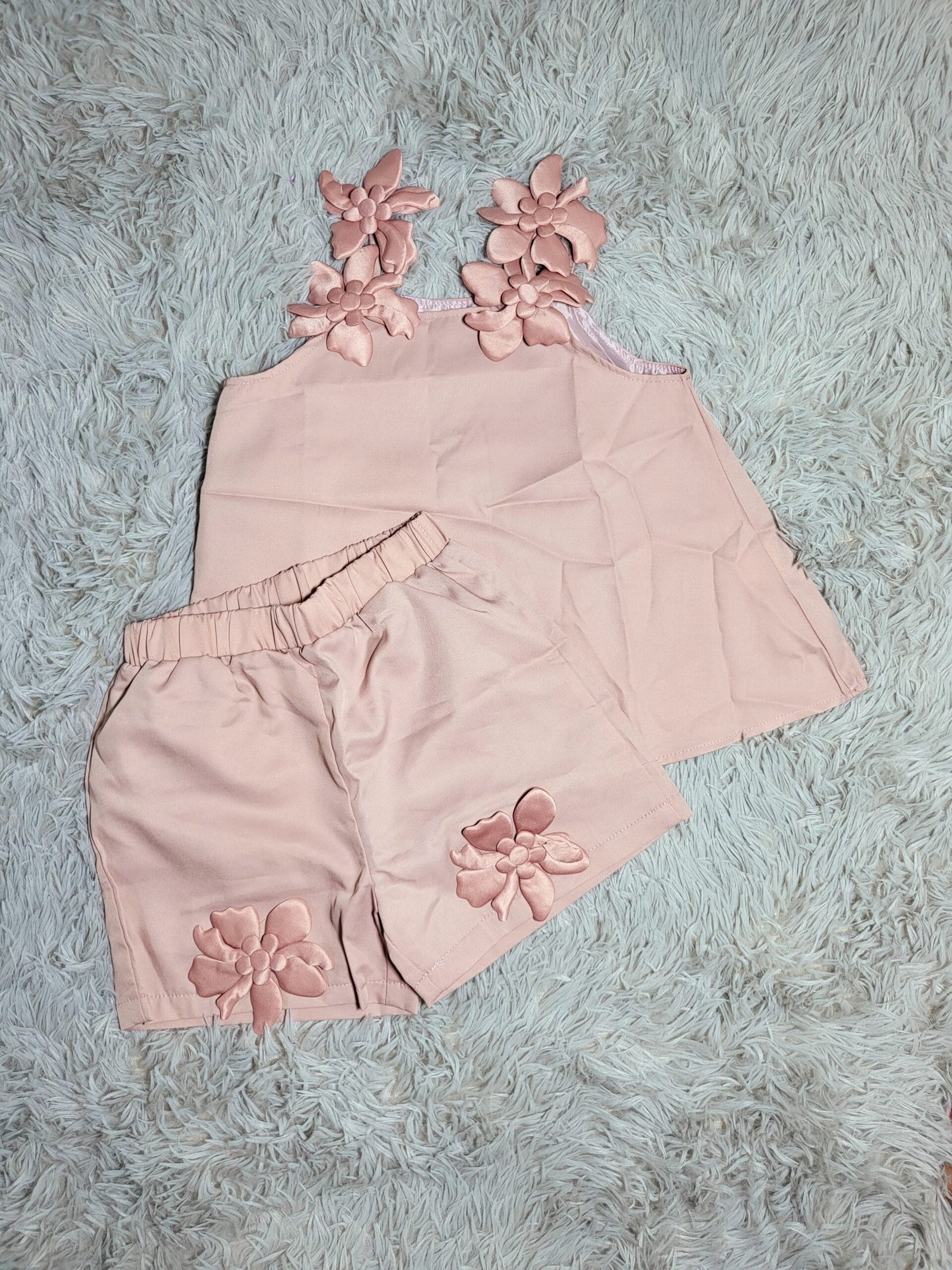 CONJUNTO PARA NIÑA COLOR BEIGE CON DETALLE FLORAL – ESTILO ELEGANTE Y DELICADO