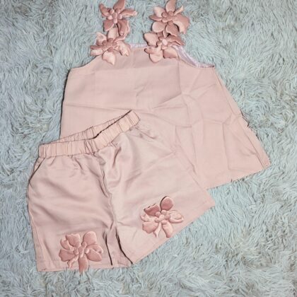 CONJUNTO PARA NIÑA COLOR BEIGE CON DETALLE FLORAL – ESTILO ELEGANTE Y DELICADO
